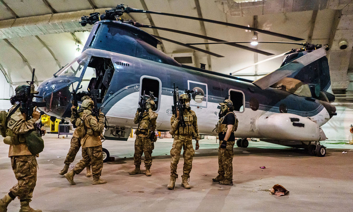 Video: Taliban mặc đồng phục của binh sĩ Mỹ, lục soát bên trong sân bay Kabul