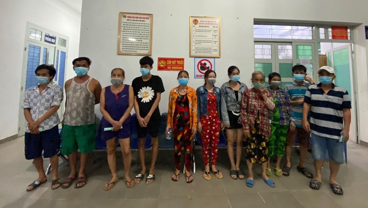 Đề nghị xử phạt 180 triệu đồng với nhóm người nhận tiền hỗ trợ rồi đánh bạc
