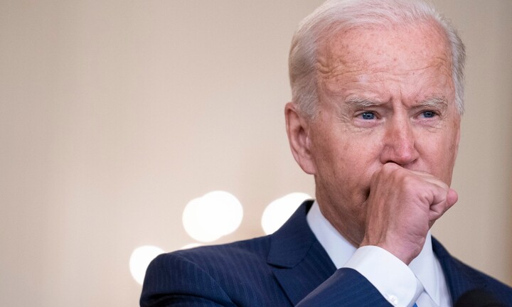 Tổng thống Biden lại gây lo ngại khi liên tục ho trong lúc phát biểu