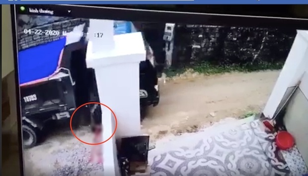 Tin tức tai nạn giao thông mới ngày 21/9: Bố lùi xe tải vào nhà, vô tình đè trúng con trai tử vong