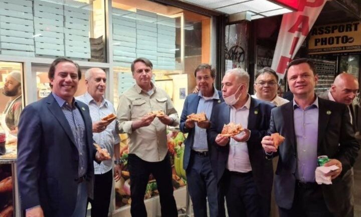 Chưa tiêm vaccine ngừa COVID-19, Tổng thống Brazil đứng ngoài vỉa hè ăn pizza 