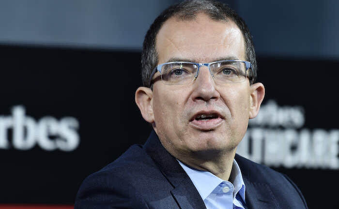 Giám đốc điều hành Moderna dự đoán đại dịch sẽ kết thúc trong một năm nữa