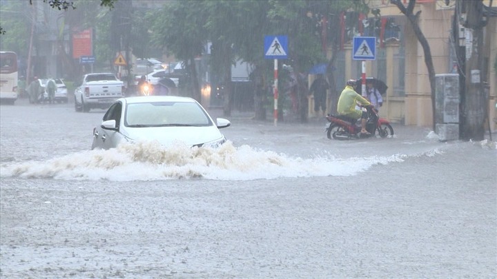 Mưa lớn nhiều giờ, nhiều tuyến đường ở Quảng Ninh ngập lụt nghiêm trọng