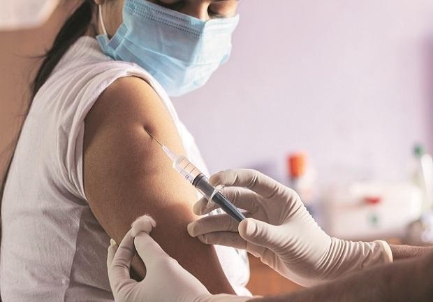Vợ đi tiêm vaccine ngừa COVID-19 khi chưa hỏi ý kiến, người đàn ông hành hung nữ y tá