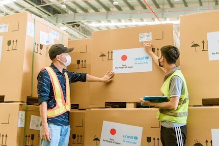 300 tủ lạnh bảo quản vaccine do Nhật Bản tài trợ về tới Việt Nam