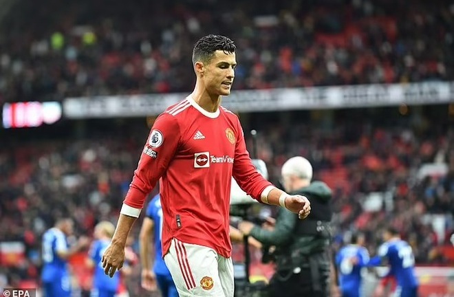 Ronaldo nổi cáu sau trận hoà  của Man Utd, CĐV kêu gọi sa thải HLV Solskjaer