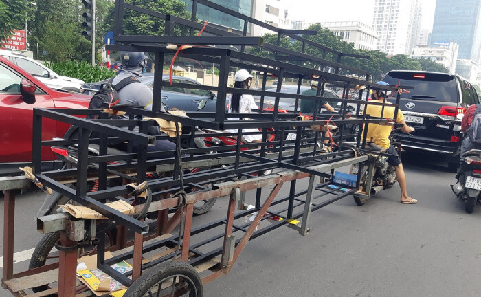 Tin tức tai nạn giao thông mới ngày 4/10: Xe tự chế chở hàng cồng kềnh, vô tư chiếm đường gây bức xúc