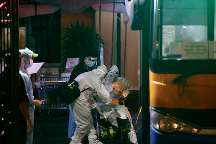 Hà Nội: Xuyên đêm di chuyển 1.000 người từ Bệnh viện Hữu Nghị Việt Đức để giãn cách