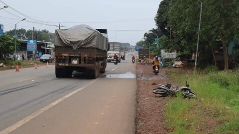 Tin tức tai nạn giao thông mới ngày 8/10: Va chạm với xe đầu kéo, 2 thanh niên thương vong