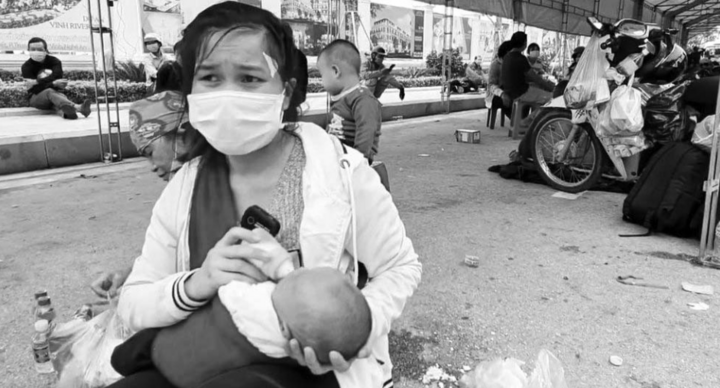 Chồng đỡ đẻ cho vợ, chạy xe máy chở vợ con vượt hơn nghìn km về quê