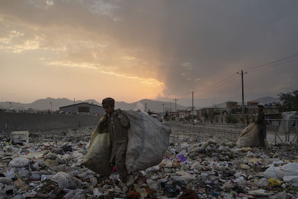 Afghanistan chìm trong khủng hoảng: Nhiều gia đình bán con vì không có tiền trả nợ