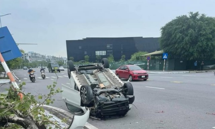 Tin tức tai nạn giao thông mới ngày 20/10: Xe ô tô mất lái khi sang đường, húc đổ cây và biển báo 
