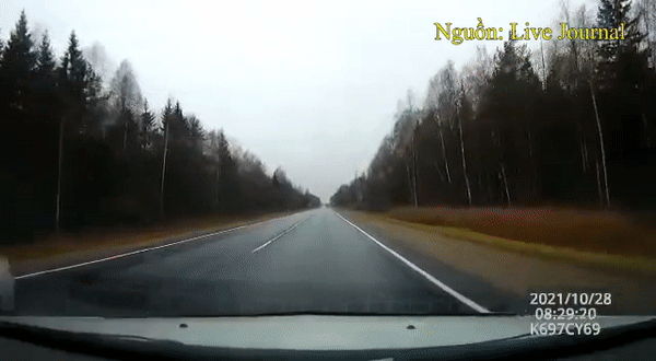 Video: Kinh hoàng khoảnh khắc xe ô tô bị húc văng