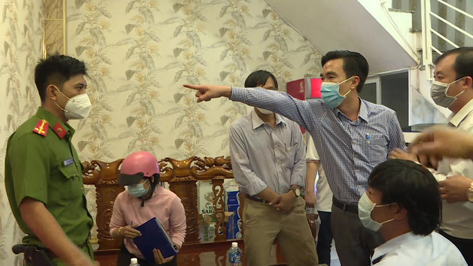 Người đàn ông lớn tiếng