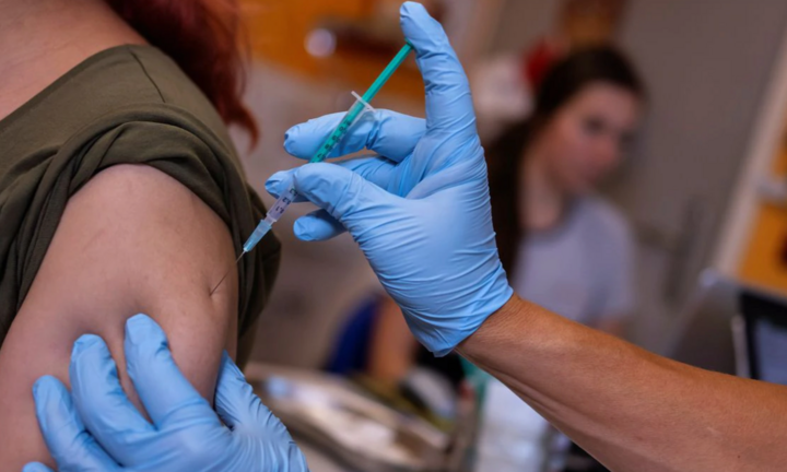 Đức kêu gọi tăng tốc tiêm mũi vaccine bổ sung sau ngày có số ca COVID-19 cao kỷ lục