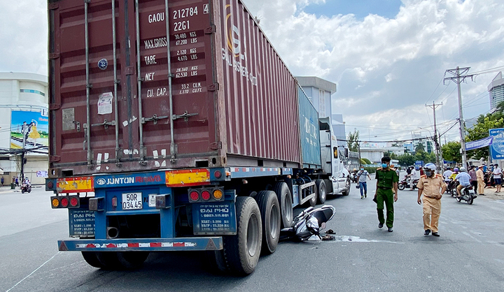 Tin tức tai nạn giao thông mới ngày 13/11: Xe máy va chạm xe container ở An Giang, 1 người tử vong