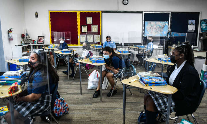 Giáo viên kiệt sức, hàng loạt trường học ở Mỹ đóng cửa và chuyển sang dạy trực tuyến