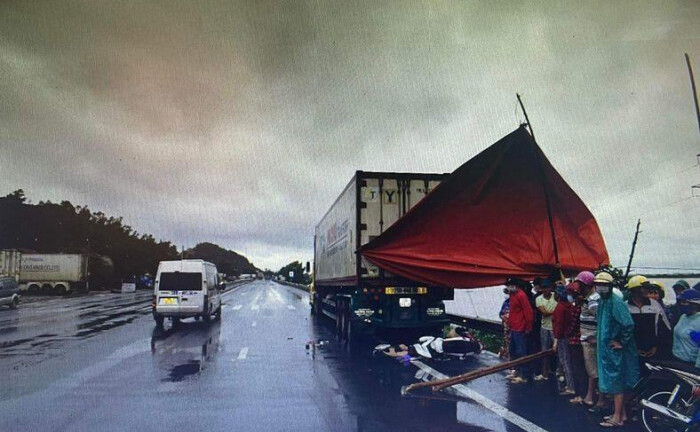 Tin tức tai nạn giao thông mới ngày 16/11: Tông đuôi xe đầu kéo, hai thiếu niên tử vong