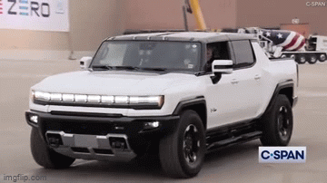 Video: Tổng thống Biden đích thân lái thử xe bán tải chạy điện trong chuyến thăm nhà máy sản xuất xe