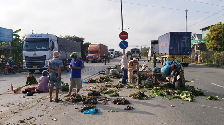 Tin tức tai nạn giao thông mới ngày 21/11: Va chạm với 2 xe tải, tài xế xe ba gác tử vong tại chỗ