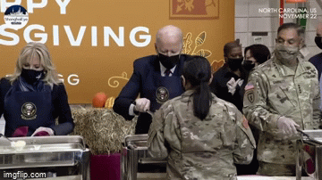 Video: Tổng thống Biden đeo tạp dề, đích thân phục vụ suất ăn cho các quân nhân Mỹ