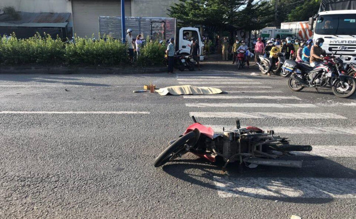 Tin tức tai nạn giao thông mới ngày 24/11: Xe tải húc xe máy ở Bình Dương, 2 người thương vong