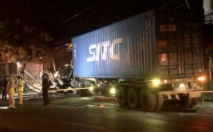 Tin tức tai nạn giao thông mới ngày 25/11: Container tông ô tô con đỗ bên đường, 2 người tử vong