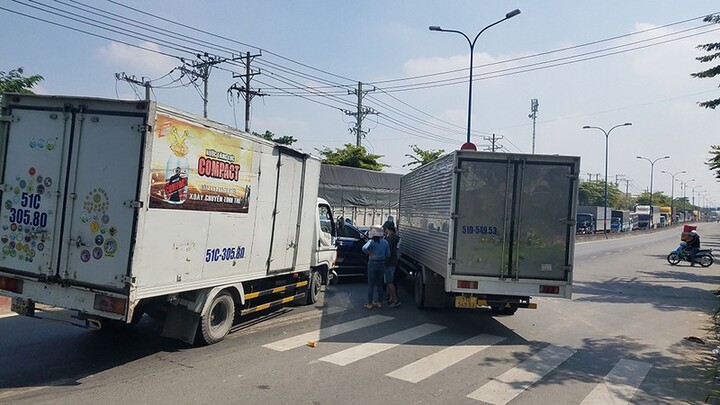 Tin tức tai nạn giao thông mới ngày 7/12: 3 ô tô tông liên hoàn, giao thông kẹt cứng ở Bình Tân