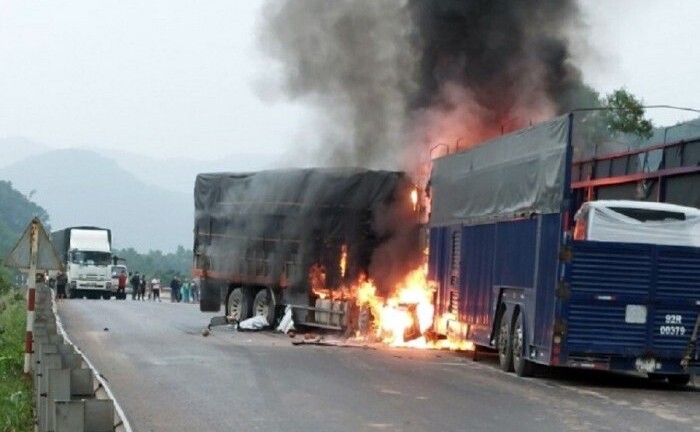 Tin tức tai nạn giao thông mới ngày 8/12: Xe tải đấu đầu xe đấu kéo, một người tử vong