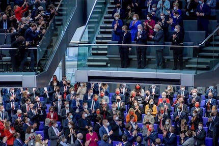 Video: Quốc hội Đức chính thức chia tay bà Angela Merkel trước khi tân thủ tướng nhậm chức