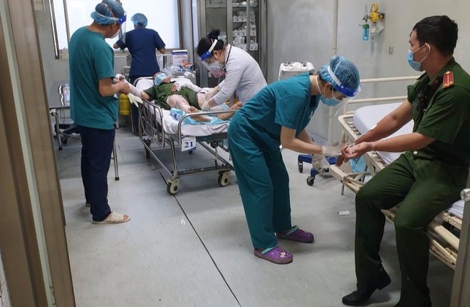 TP.HCM: Người phụ nữ tạt xăng, phóng hoả khiến 4 cảnh sát bị thương