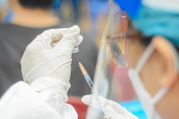 Bộ Y tế: Đang đàm phán tiếp cận nguồn vaccine ngừa COVID-19 cho trẻ 5-11 tuổi