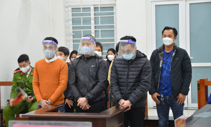 Xét xử nhóm bị cáo đi ô tô sát hại thanh niên xe máy do suýt va chạm giao thông