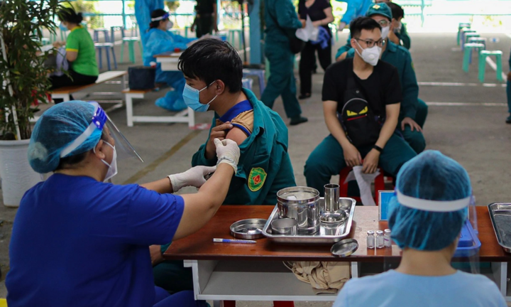 Chùm ảnh: TP.HCM trong ngày đầu tiên triển khai tiêm mũi 3 vaccine ngừa COVID-19