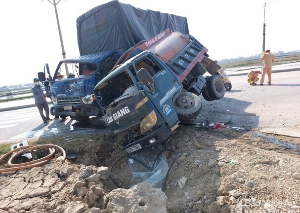 Tin tức tai nạn giao thông mới ngày 16/12: Hai xe tải va chạm tại ngã ba, tài xế văng khỏi ca bin