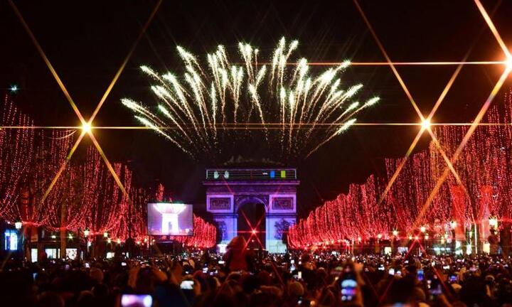 Làn sóng Omicron khiến nhiều thành phố quyết định huỷ sự kiện đón năm mới 2022