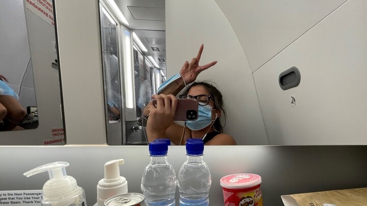 Nữ giáo viên tự cách ly 5 tiếng trong nhà vệ sinh trên máy bay vì mắc COVID-19