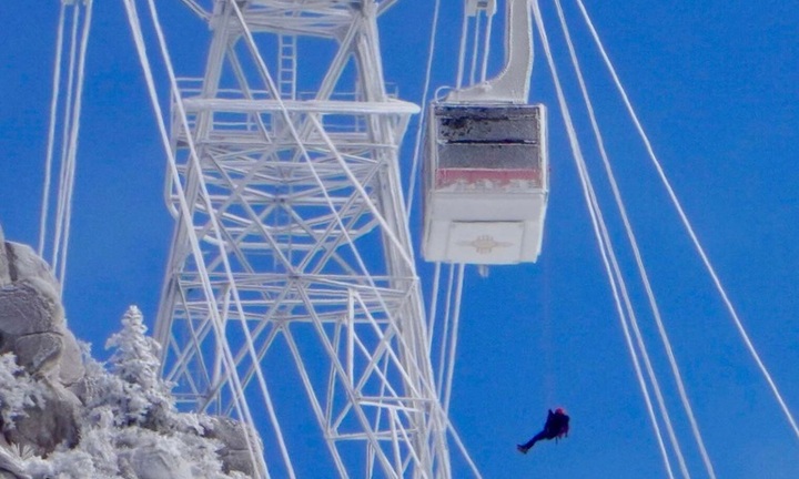 Mỹ: 21 người bị mắc kẹt trên cáp treo trong đêm giao thừa