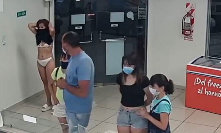 Video: Cởi váy làm khẩu trang ngay giữa cửa hàng, người phụ nữ khiến ai cũng ngỡ ngàng
