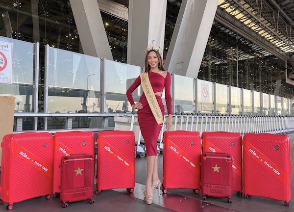 Hoa hậu Thùy Tiên nổi bật tại sân bay Thái, sẵn sàng lên đường trở về Việt Nam