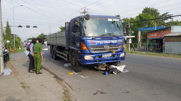 Tin tức tai nạn giao thông mới ngày 8/1:  Xe tải va chạm xe đạp điện, một phụ nữ tử vong