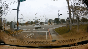 Video: Thót tim cảnh xe máy phóng nhanh, bị ô tô tông trúng ngay giữa ngã tư