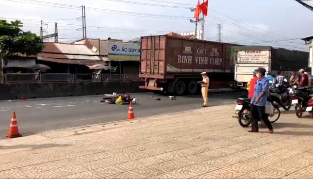 Tin tức tai nạn giao thông mới ngày 29/1: Cháu bé 10 tuổi tử vong dưới bánh xe đầu kéo ở Tiền Giang