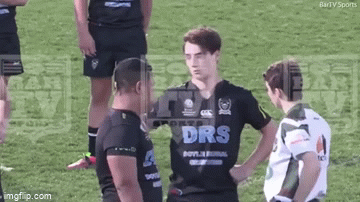 Video: Vận động viên bóng bầu dục nhận 10 thẻ đỏ vì đấm trọng tài ngay trân sân