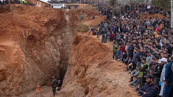 Bé trai 5 tuổi ở Morocco tử vong sau nhiều ngày mắc kẹt dưới giếng