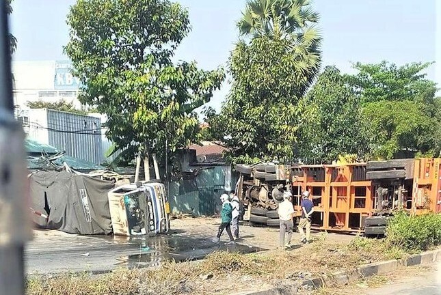 Tin tức tai nạn giao thông mới ngày 12/2: Ùn tắc đường nhiều giờ vì xe container và xe tải lật ngang