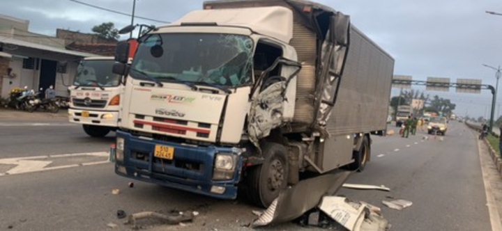 Tin tức tai nạn giao thông mới ngày 18/2: Dừng giữa đường để buộc hàng hóa, tài xế bị xe tải tông tử vong