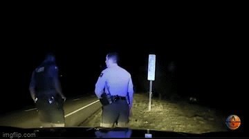 Video: Tải xế mải xem phim, xe Tesla tự lái lao vào phía cảnh sát