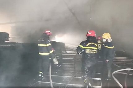 TP.HCM: Cháy lớn ở công ty gỗ, nhiều tài sản bị thiêu rụi