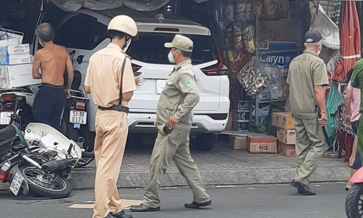 Tin tức tai nạn giao thông mới ngày 20/2:  Xe 7 chỗ lao vào tiệm tạp hóa ở TP.HCM
